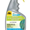 Alkalisk rensemiddel for sementbasert fugemasse
