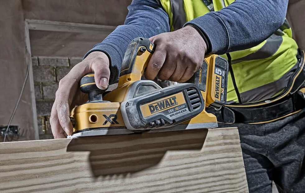 Dewalt høvel 18VxR DCP580NT, børsteløs, naken i TSTAK verktøykasse